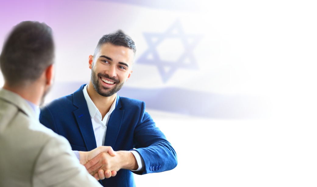 איש ואישה לבושים בחליפות ודגל ישראל