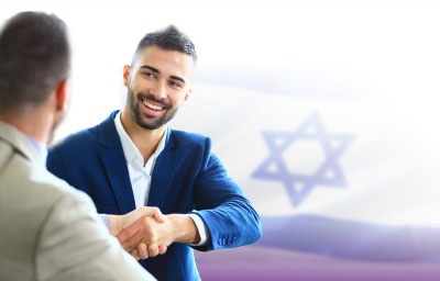איש ואישה לבושים בחליפות ודגל ישראל
